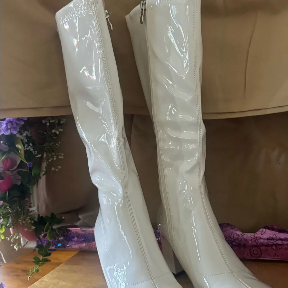 Chic White Patent Leather Heeled Boots - Picture 4 of 5